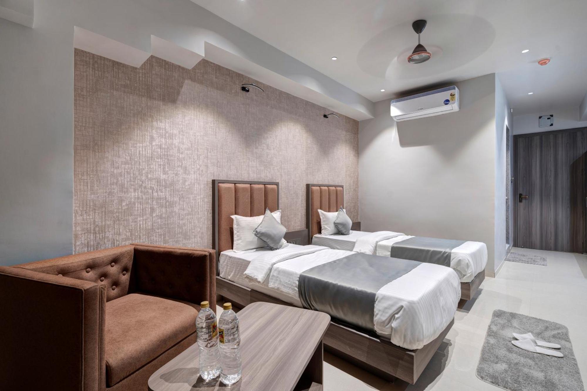 Hotel Sparsh Divine Ahmedabad Luaran gambar