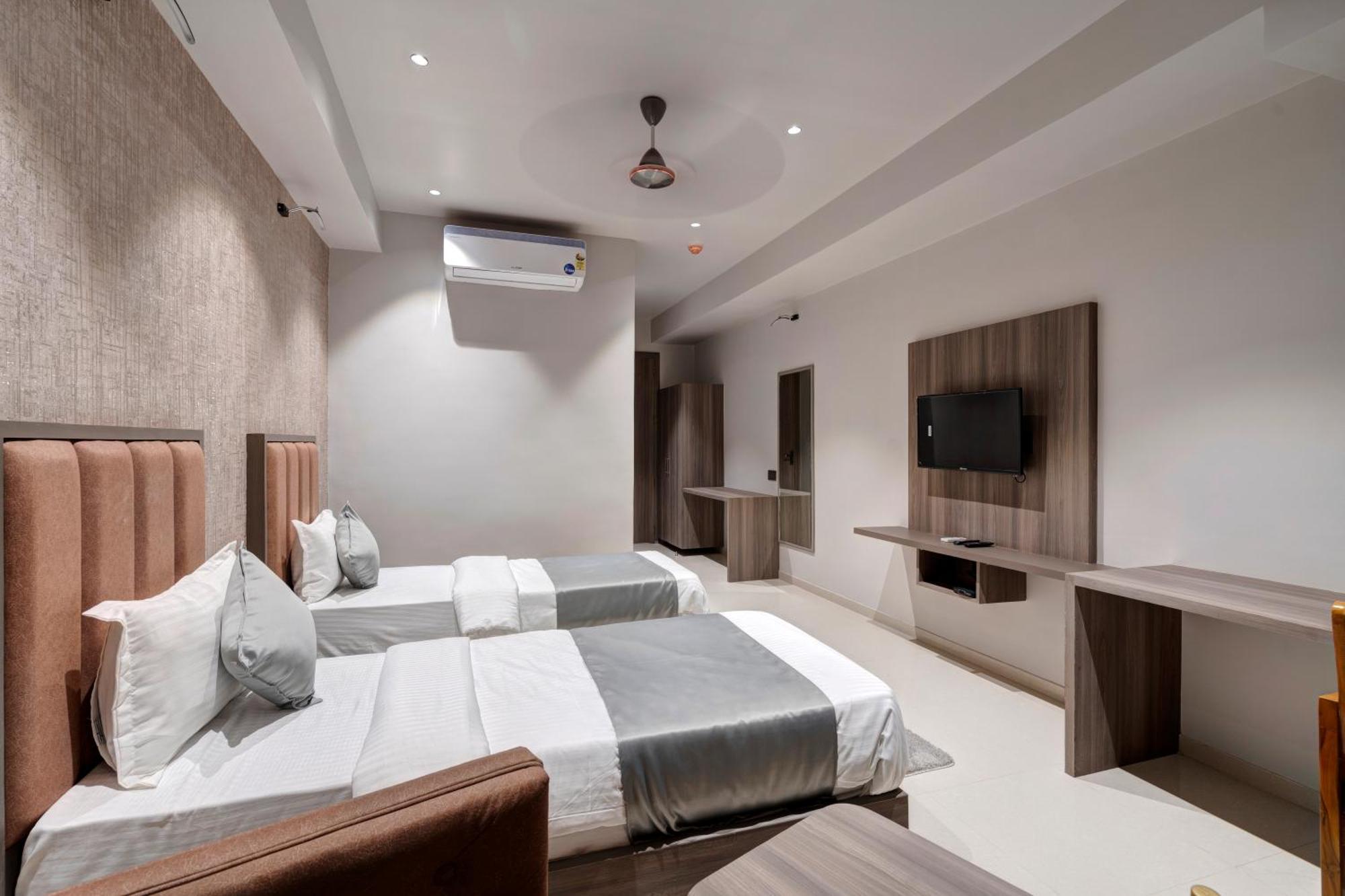 Hotel Sparsh Divine Ahmedabad Luaran gambar