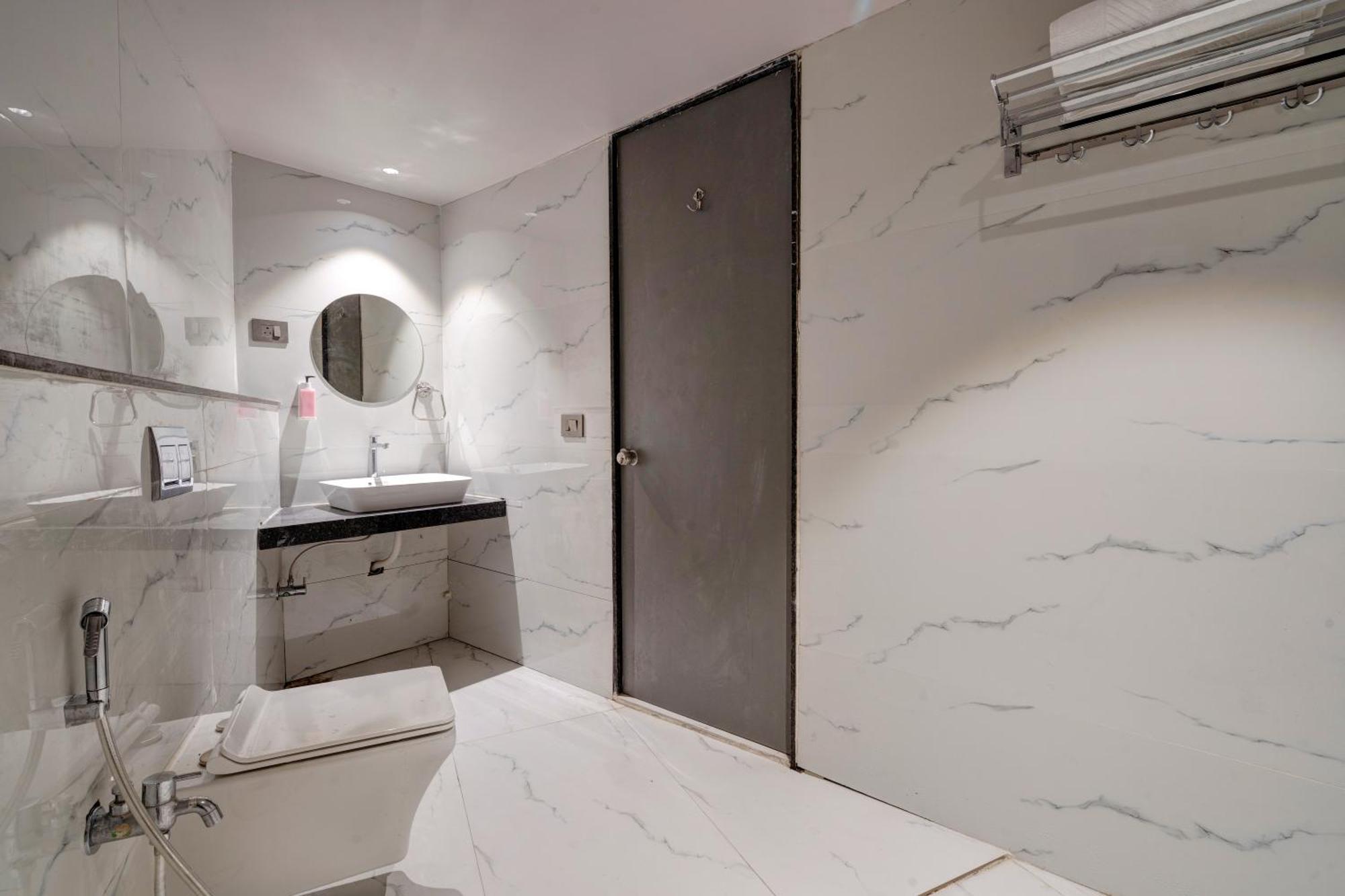 Hotel Sparsh Divine Ahmedabad Luaran gambar