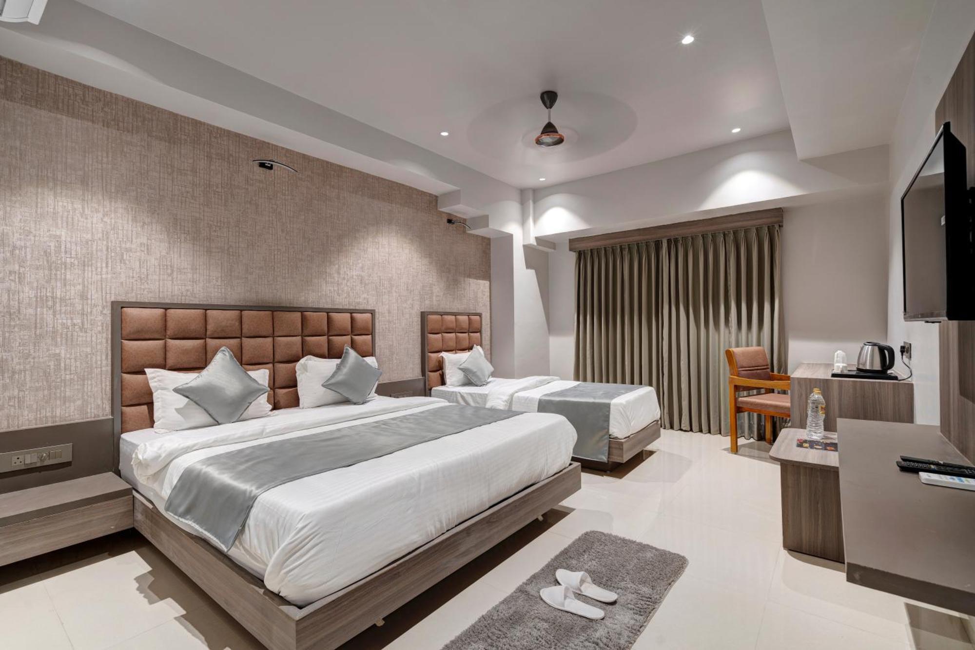 Hotel Sparsh Divine Ahmedabad Luaran gambar
