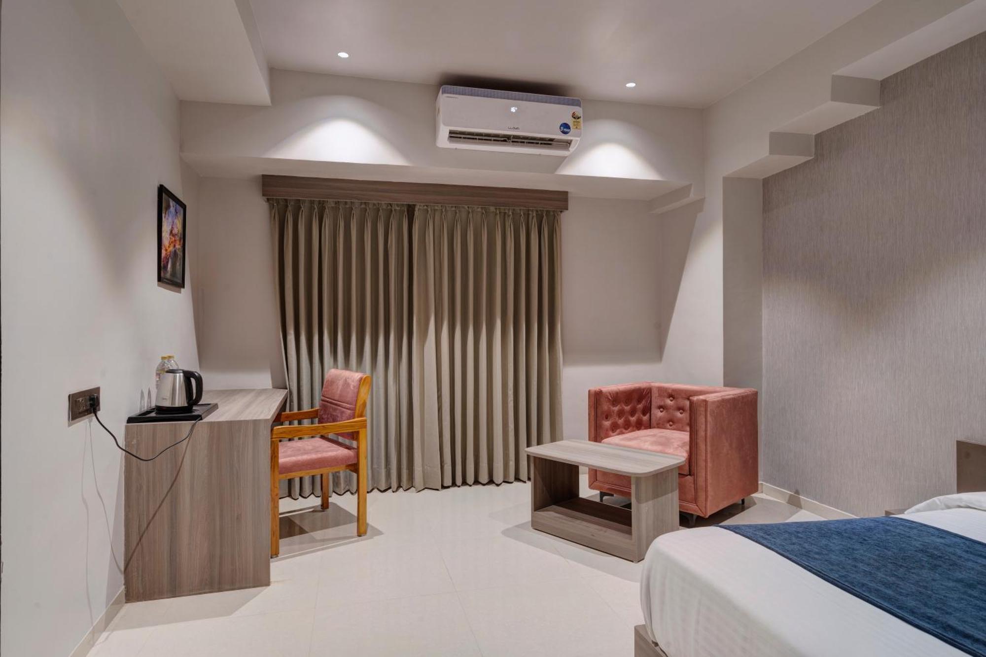 Hotel Sparsh Divine Ahmedabad Luaran gambar