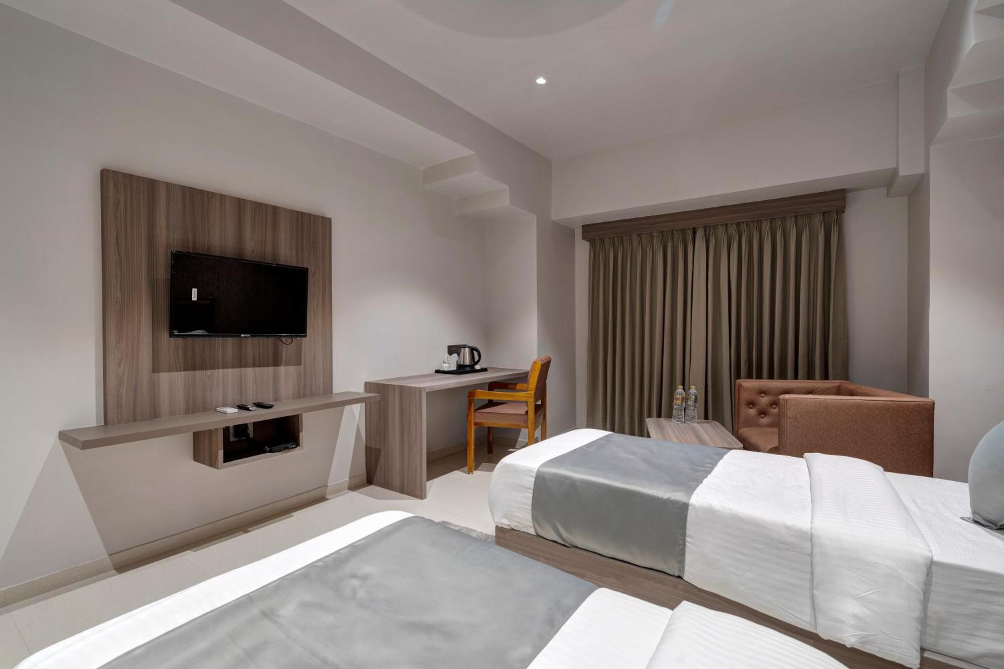 Hotel Sparsh Divine Ahmedabad Luaran gambar