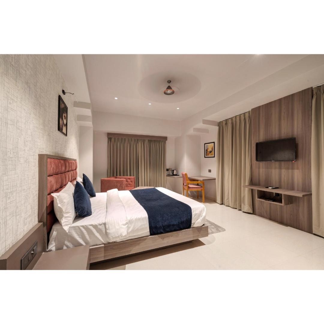 Hotel Sparsh Divine Ahmedabad Luaran gambar