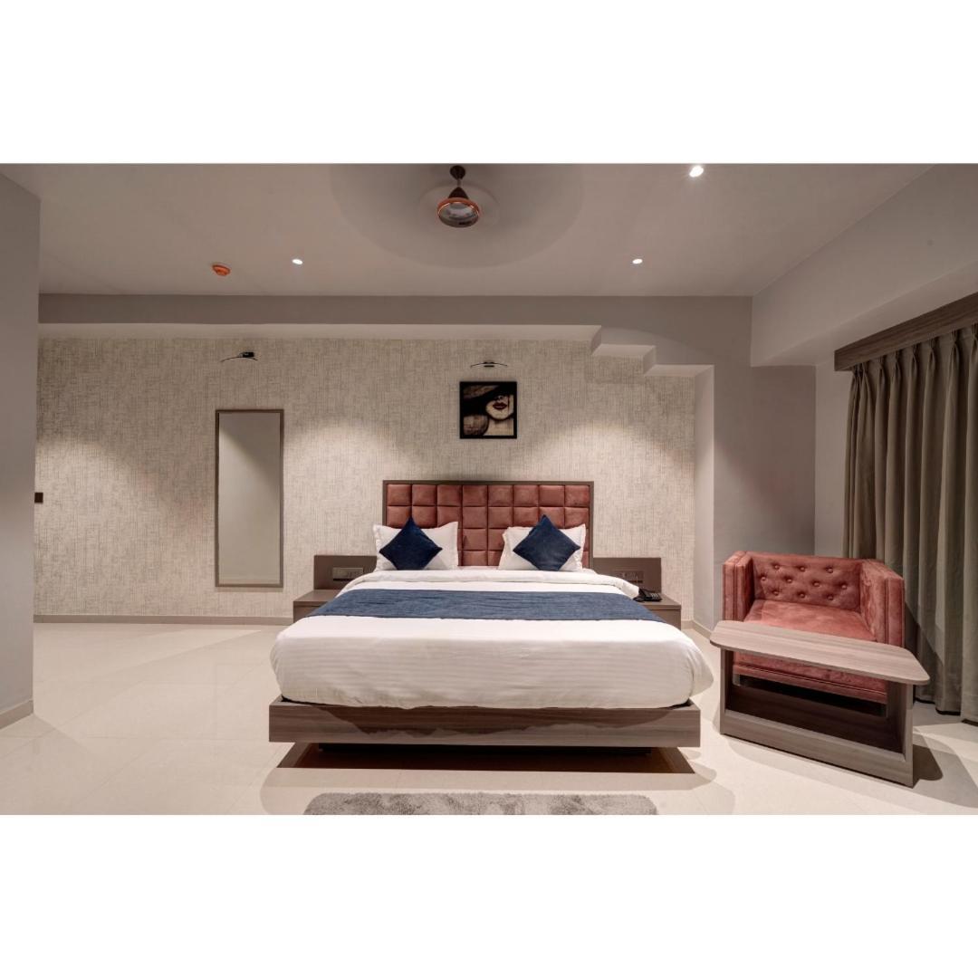 Hotel Sparsh Divine Ahmedabad Luaran gambar