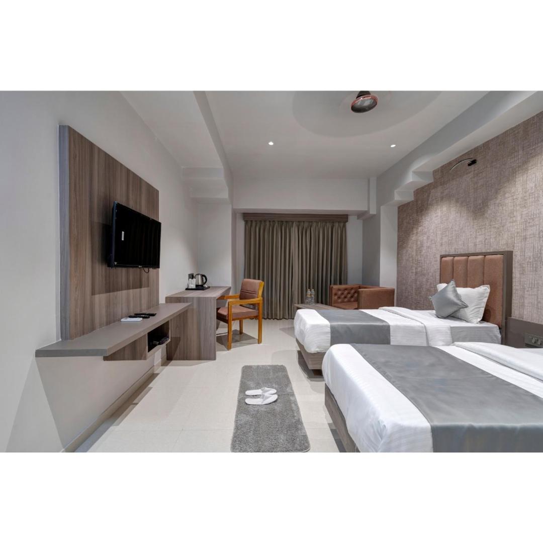 Hotel Sparsh Divine Ahmedabad Luaran gambar