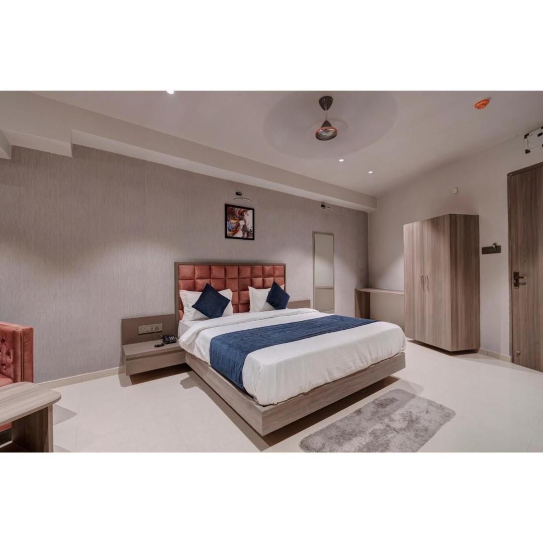 Hotel Sparsh Divine Ahmedabad Luaran gambar